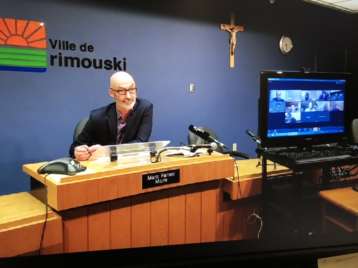 Rimouski: le conseil municipal a tenu une séance par vidéoconférence lundi soir. Jusqu'à 232 personnes l'ont suivie par Facebook. Marc Parent reconnait que des entreprises de sa ville pourraient ne pas survivre aux mesures imposées par Québec pour stopper le COVID-19 #icibsl