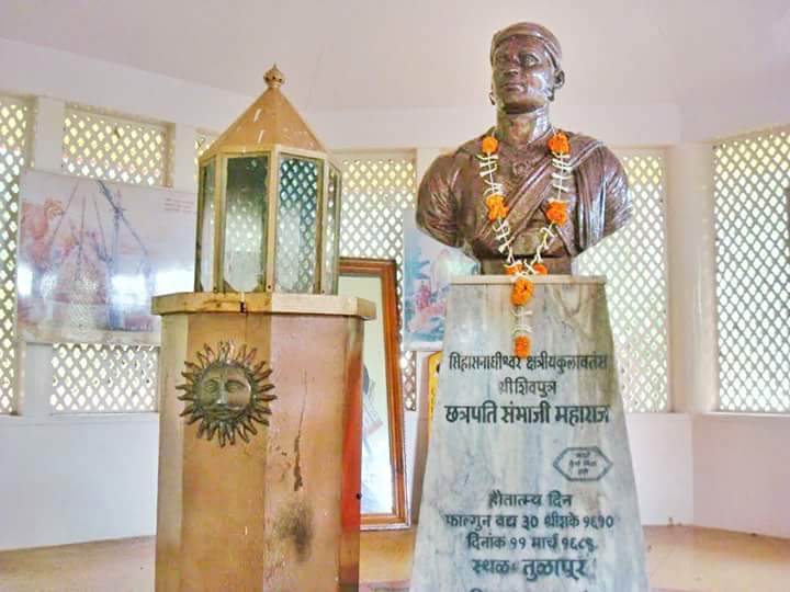भीमा इंद्रायणी तिरी ! 
वढु तुळा संगमावारी ! 

मृत्युंजय संभाजी पाहून मृत्युही थिजला !

बाळ इथे निजला शिवाचा बाळ इथे निजला !
बाळ इथे निजला शिवाचा बाळ इथे निजला ! 

छत्रपति संभाजी महाराजांना 
विनम्र अभिवादन 🙇

#शंभूराजे_बलिदान_दिवस 
#मृत्युंजय_दिन