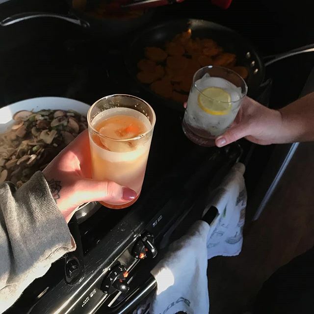 gracegrownmama's tweet photo. Lost count of meals served but it is ok because child#2 and I have cocktails in hand as we prep dinner-for-8. Daughter#6 bartended. https://t.co/RlqXPPmlMI https://t.co/MRiLrTagOJ