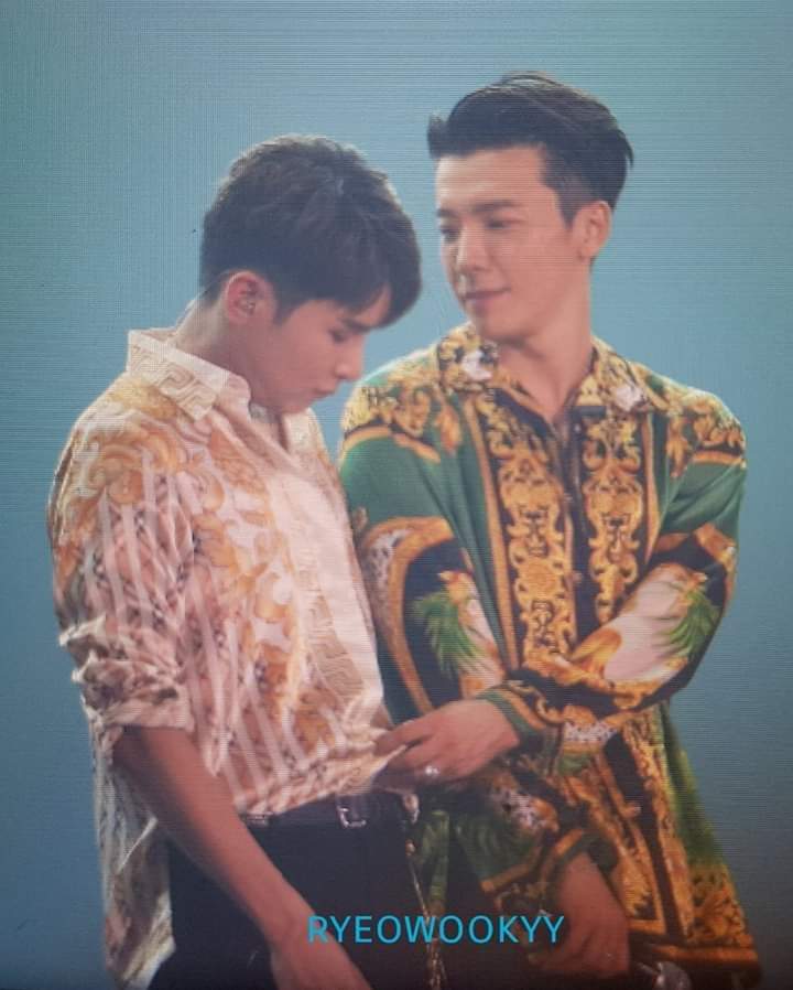 Heechondita's tweet photo. @Vero155Veronica @SJofficial @1413_hipatia @donghaeismyman1 @AliJasso2 @Yamii_P @YanethTrinidad @n4ncysy @RyeowooksThighs @wookita062187 @moon201006 @Yeqiui @Leak5000 Si lo quiero al pinche enano aunque amo bullearlo xD pero es parte de una de mis Shipps amorfas favoritas 🤭 el #2Tiny es vida xD 💕 @SJofficial #SuperJunior https://t.co/f4PUxmM9yS