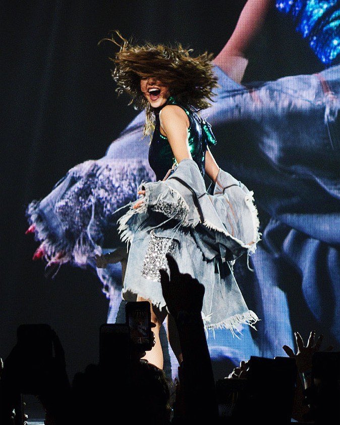 SGomezNewsCOMs's tweet photo. 📷 IG | chrisclassen: #SelenaGomez in a custom jacket I made.... then @TopShop knocked it off exactly lol • #chrisclassenstyle https://t.co/fWL6JEFNfx https://t.co/qiVRlGO6kW