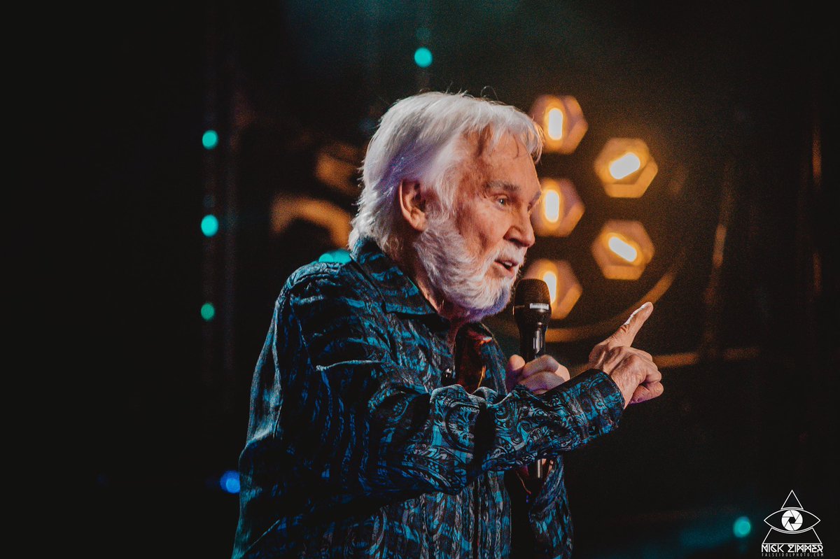 xzimbyx's tweet image. Kenny Rogers (@_KennyRogers) shot for CMA (@CountryMusic) back in 2017. 

RIP to The Gambler.