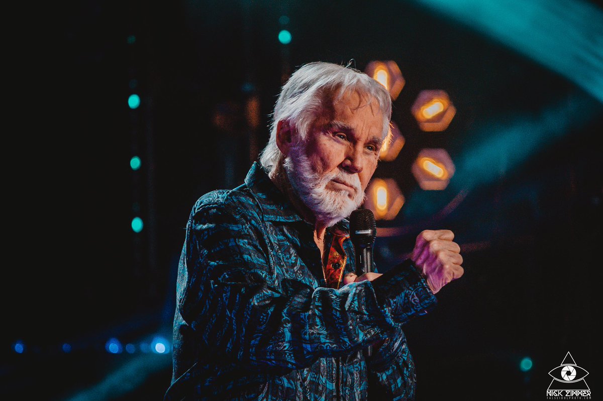 xzimbyx's tweet image. Kenny Rogers (@_KennyRogers) shot for CMA (@CountryMusic) back in 2017. 

RIP to The Gambler.