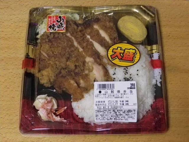 @lTfC8qI4PATLiaC うちの近所の西友は夕方になると弁当が半額になるし量も多いから勝ち組、なお1度じゃ食べきれないから2回に分けて食べる(拾い画) 