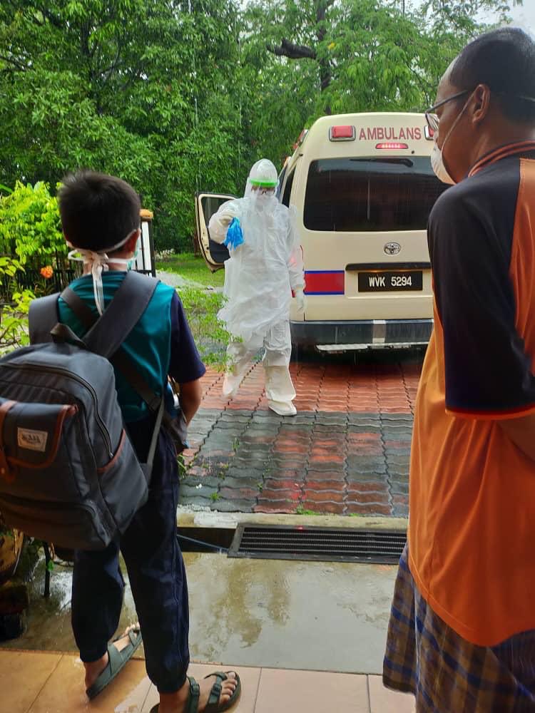 kau imagine apa perasaan mak bapak dia bila anak sekolah rendah positif covid, ambulans dtg ambik, dia sorang je dkt hosp parents takleh teman 😭😭😭😭