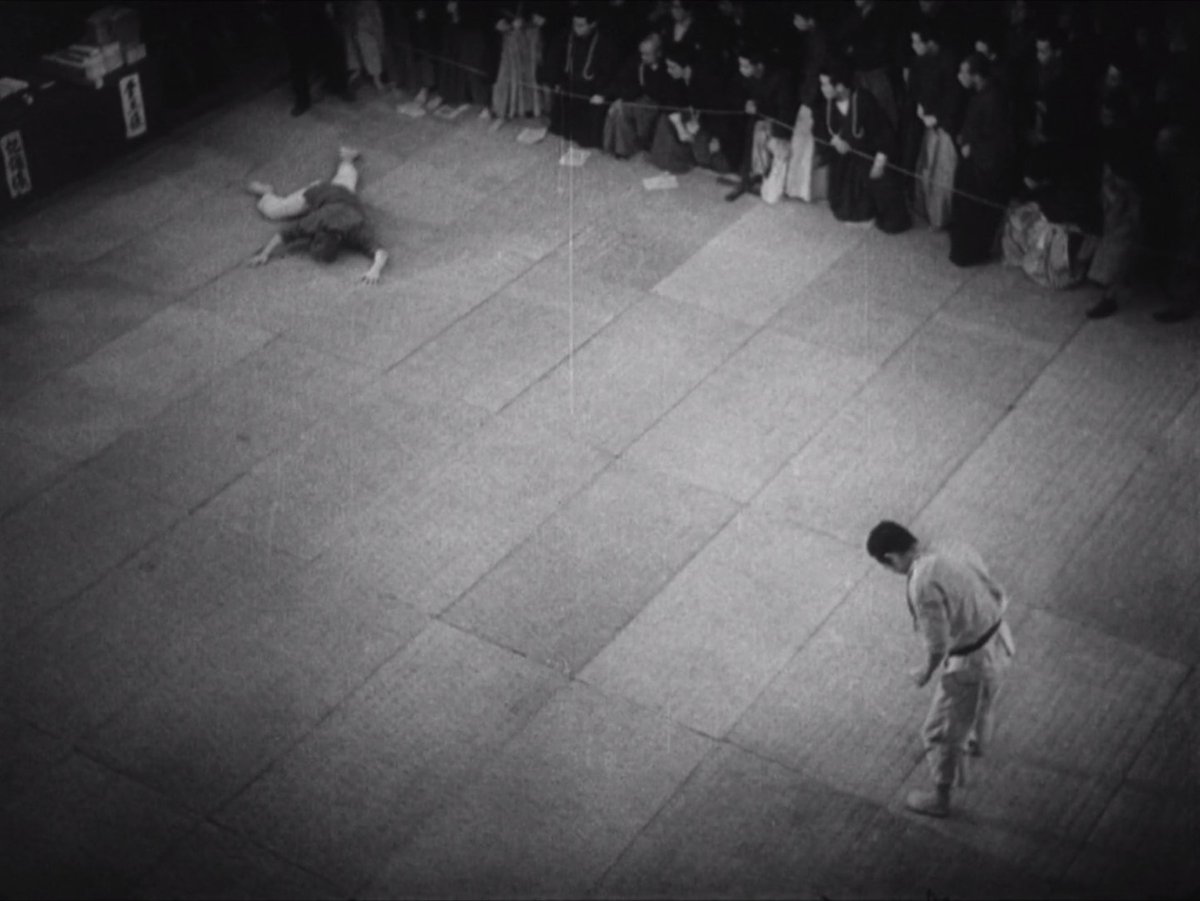 É bacana, por exemplo, como Kurosawa constrói cada luta de modo diverso, não só nos movimentos dos personagens, mas na ambientação e na montagem das sequências, incutindo elegância nos combates e sugerindo a estudada paciência dos oponentes.