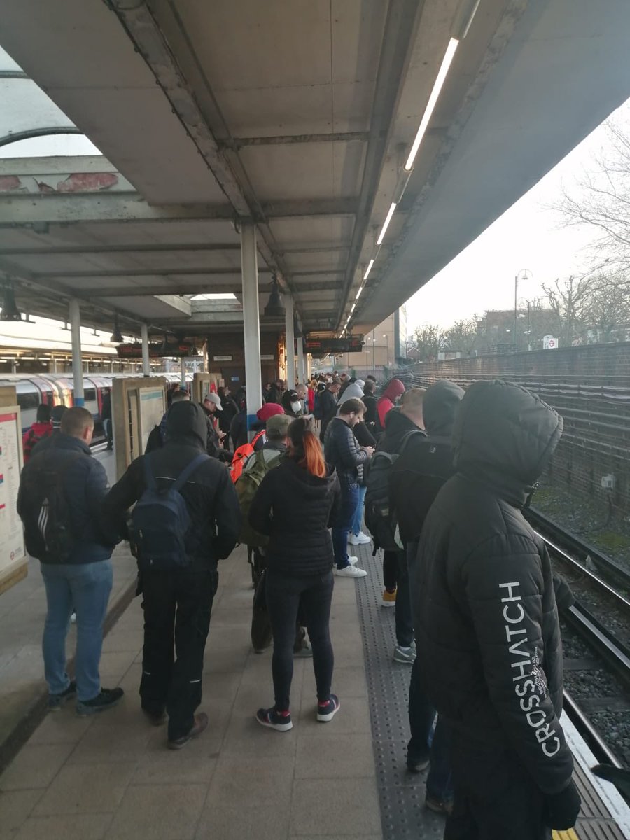 ken_macarthur's tweet photo. @10DowningStreet @SadiqKhan @TfL @BBCBreaking @BBCNews @BBCBreakfast still overcrowding at London tube stations this morning while #nhsworkers are trying to get to work. We need ID inspections at the stations This was central line this morning https://t.co/zSIqRf2Kxz