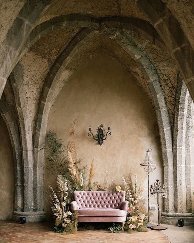 Sit-down and take a break... make this time of self isolation a time to find out who you really are! To discover things that really count for you. 
Photo @giannidinatale_photographers 
Florals @flower_addicted_angelica 
#selfisolation #covid_19 #weddings… ift.tt/33F3IFE