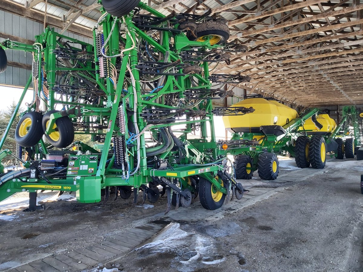 2013 1870 Conserva Pak for sale in excellent condition. Always shedded and rarely ever had dry fertilizer.  No rust conveyor and meters in good condition.  Call 12042080076