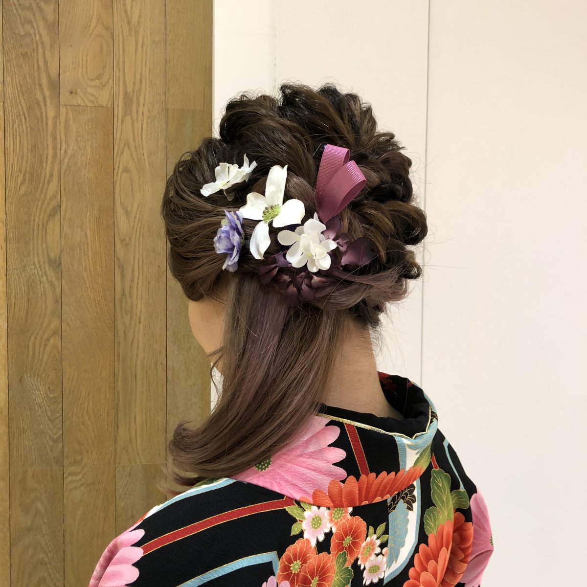 キモノハナ 札幌駅パセオ店 ご卒業おめでとうございます 袴レンタルをご利用いただいたお客様 鮮やかな着物にサイドテールのヘアスタイルが可愛い 卒業式が中止になった学校もたくさんありますが 袴姿をお写真で残したいという方も多く スタッフ