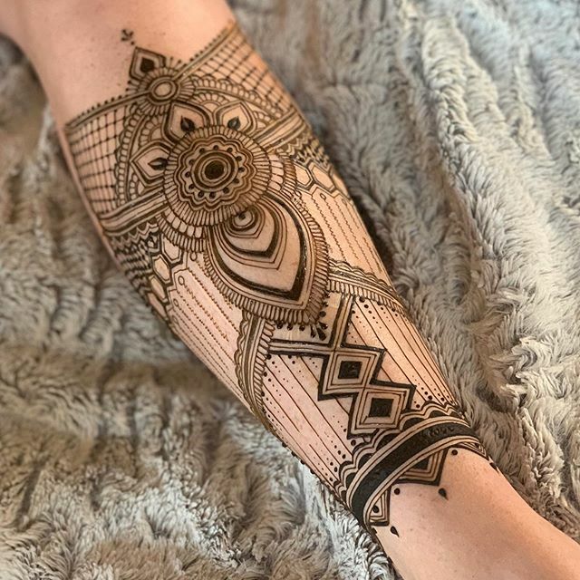 bellahenna_'s tweet photo. My housemates will be covered by the end of this! Here’s #legshield from today for my quarantine house buddy @kdimaging ... #coronainspired #quarantine2020 #hennadesign #henna#mehndi#bodyart#freehand#legtattoo#mehndidesign#modernmehndi#lovewhatyoudo#alln… https://t.co/huec1c5jSI https://t.co/DaXkrktozc