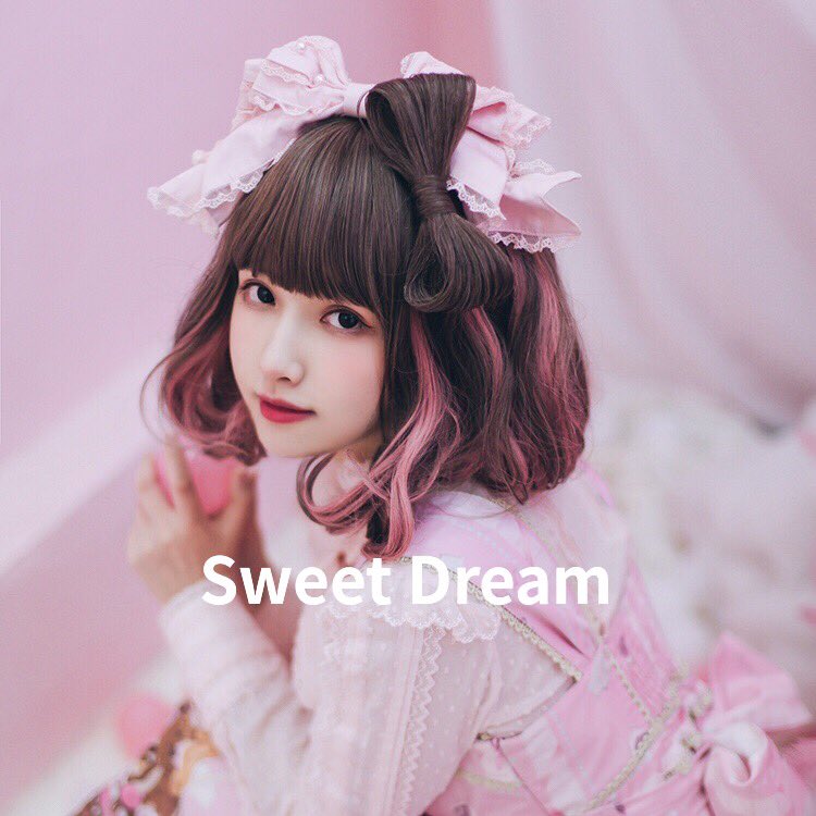 mi_mi0613's tweet photo. ベリーピンクのインナーカラーは、なかなか派手なカラーに出来ない人の為にデザインしました✨リボンクリップ好きな所に付けれます♪
このウイッグ付けてると地毛に間違えられます😊

これもCAMPFIREさんのクラウドファンディングに出すロリィタウイッグの中の１つです↓
#スイートドリームウイッグ https://t.co/ZQOCsx4ztC