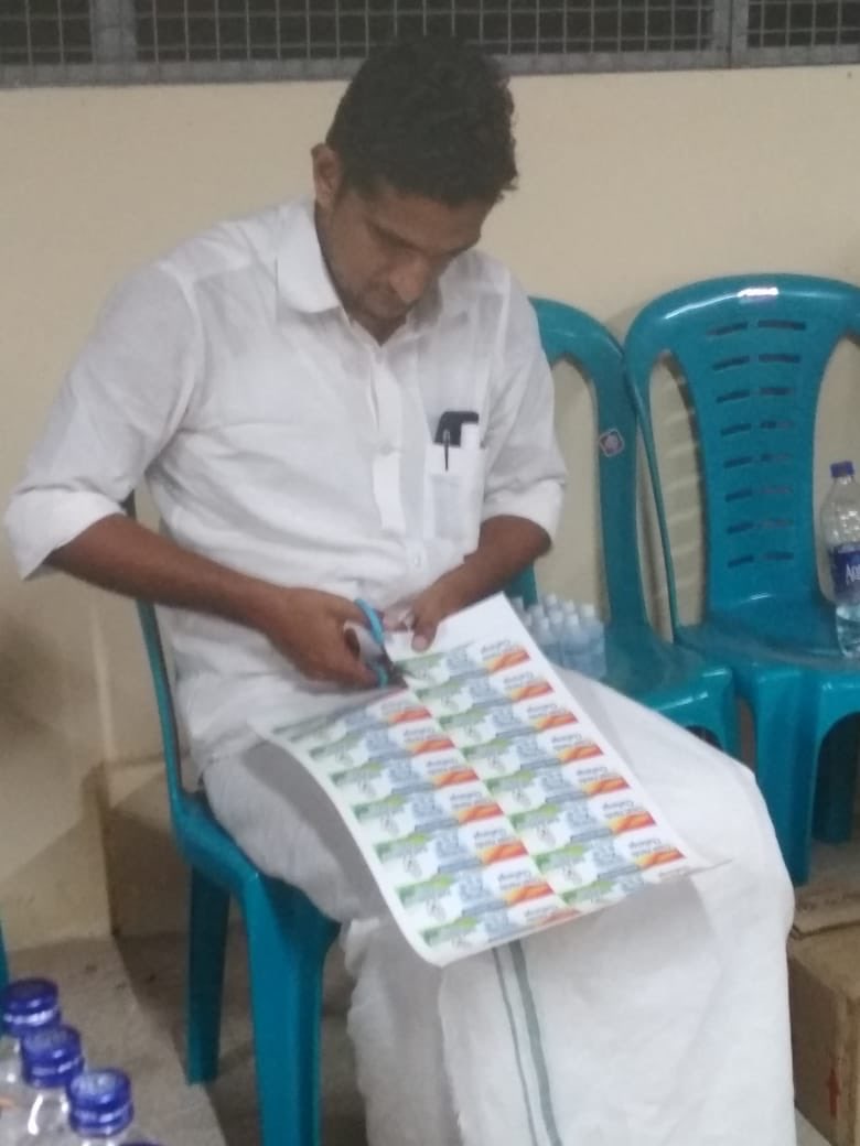 KoYiKkoDaNs's tweet photo. യൂത്ത് കോൺഗ്രസ് പേരാബ്ര നിയോജക മണ്ഡലം കമ്മറ്റിയുടെ നേതൃത്വത്തിൽ ഹാന്റ് സാനിറ്റയിസർ നിർമ്മാണത്തിന് തുടക്കം കുറിച്ചു...
#CleanHandsChallenge
#YouthCongressPerambra
@chennithala @ShashiTharoor @IYCKerala
21/03/2020 ഇൽ സംഘടിപ്പിച്ചത് https://t.co/WlGZCVOR9e