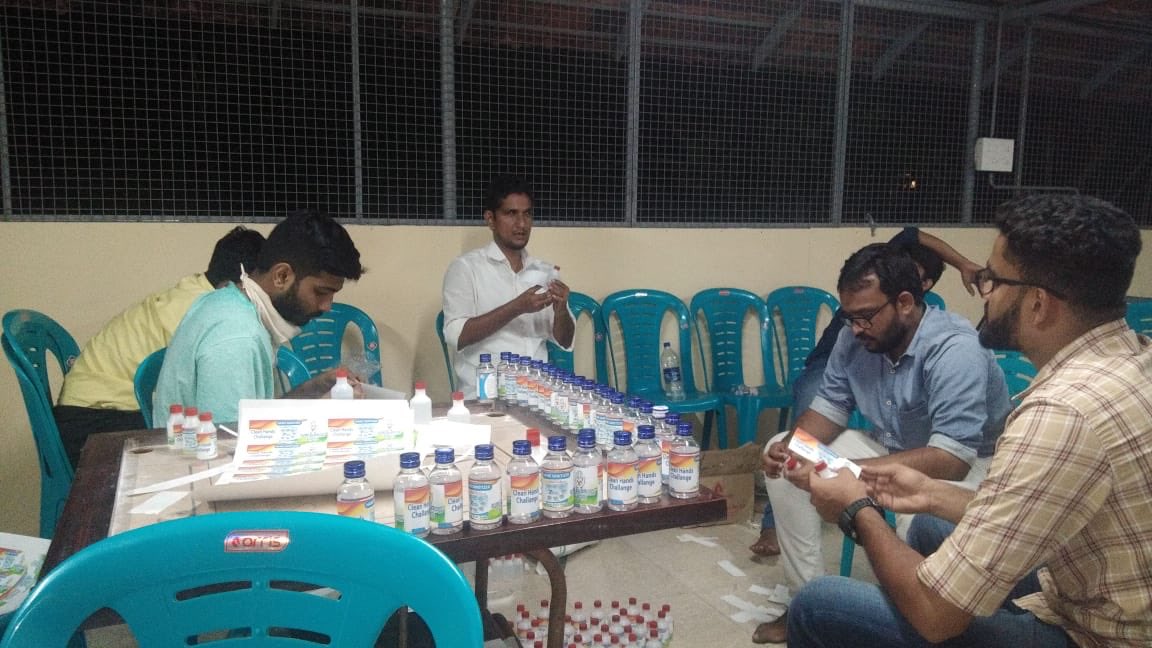 KoYiKkoDaNs's tweet photo. യൂത്ത് കോൺഗ്രസ് പേരാബ്ര നിയോജക മണ്ഡലം കമ്മറ്റിയുടെ നേതൃത്വത്തിൽ ഹാന്റ് സാനിറ്റയിസർ നിർമ്മാണത്തിന് തുടക്കം കുറിച്ചു...
#CleanHandsChallenge
#YouthCongressPerambra
@chennithala @ShashiTharoor @IYCKerala
21/03/2020 ഇൽ സംഘടിപ്പിച്ചത് https://t.co/WlGZCVOR9e