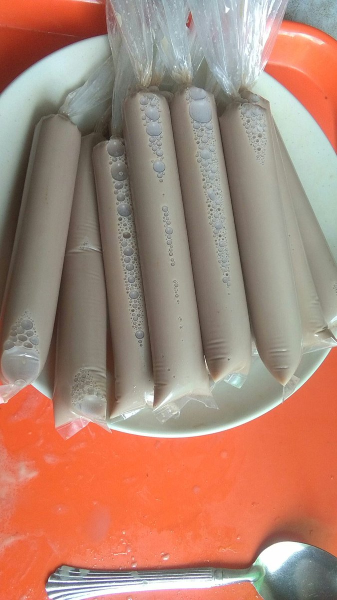 BeautyEiyda's tweet photo. Ni org kata takda kerja cari kerja maka terhasillah ais krim 90an 😋

#Day7 #coronavirus #COVIDー19 #StayAtHome #DudukRumah https://t.co/ny3P1II8Kq