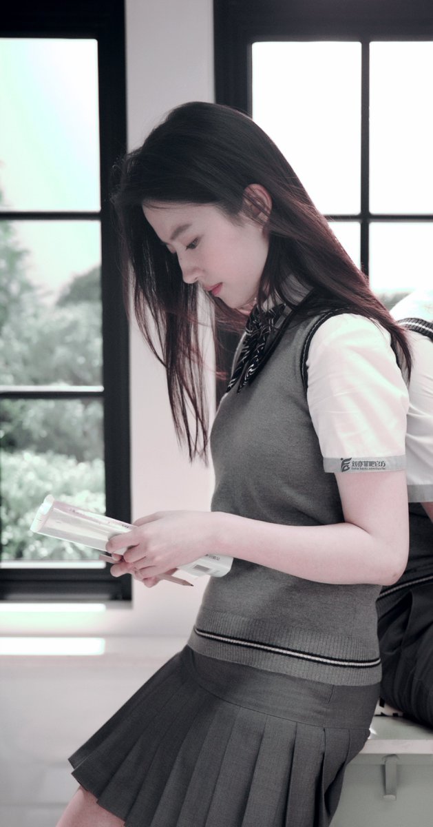 May37673639's tweet photo. One of Liu Yifei's films, when she was 28. Ha-ha-ha. Is She an Asian Vampire ？#LiuYifei https://t.co/woM2LgzBzD