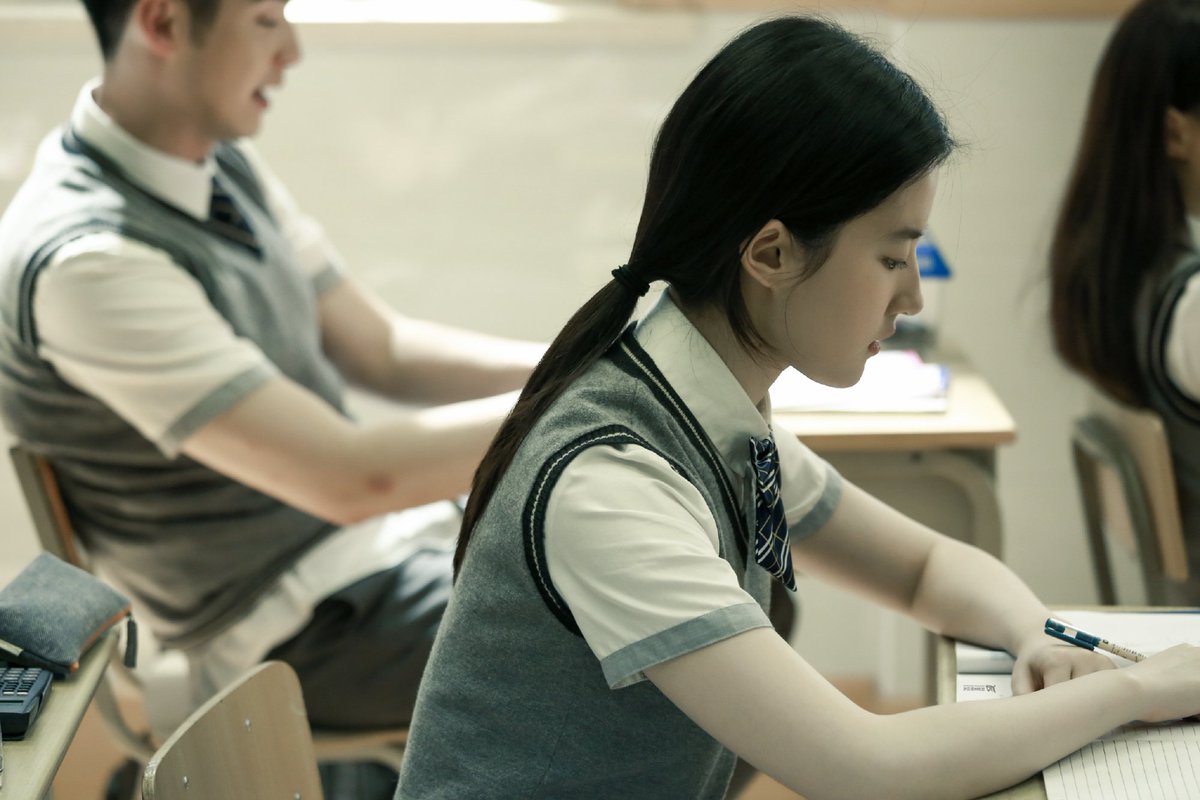 May37673639's tweet photo. One of Liu Yifei's films, when she was 28. Ha-ha-ha. Is She an Asian Vampire ？#LiuYifei https://t.co/woM2LgzBzD