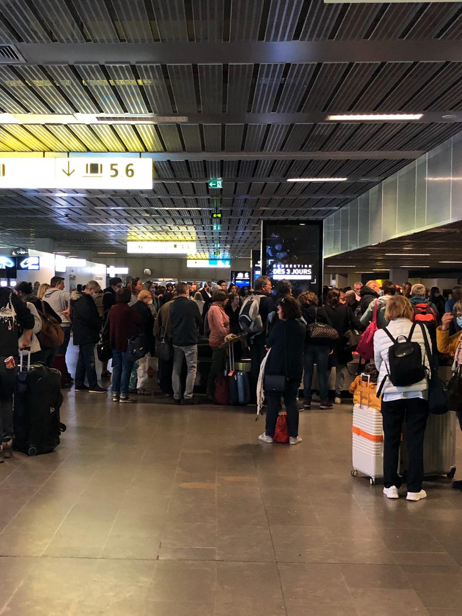 AnneLicorne17's tweet photo. A l'aéroport de Blagnac, hier, vol en provenance de Madrid. @olivierveran @gouvernementFR @afpfr @sudouest
#COVID19 #ResterChezVous #confinementALaCarte https://t.co/qr8Y1reTjn