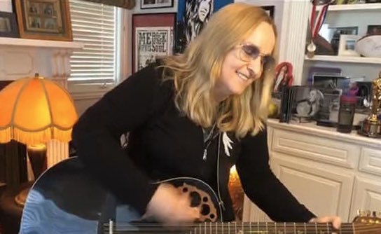 crazymichelle03's tweet photo. Wanted to take a minute and thank the amazing @metheridge for singing to us for the last 8 days at 6pm(NY time) on FB ! You have been a beacon of hope &amp; a ray of sunshine &amp;best part of the day..10000’s are smiling everyday at 6pmbecause of u ! Kindest person I know ! We love u❤️ https://t.co/352uIyUcyo