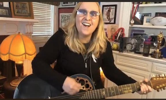 crazymichelle03's tweet photo. Wanted to take a minute and thank the amazing @metheridge for singing to us for the last 8 days at 6pm(NY time) on FB ! You have been a beacon of hope &amp; a ray of sunshine &amp;best part of the day..10000’s are smiling everyday at 6pmbecause of u ! Kindest person I know ! We love u❤️ https://t.co/352uIyUcyo
