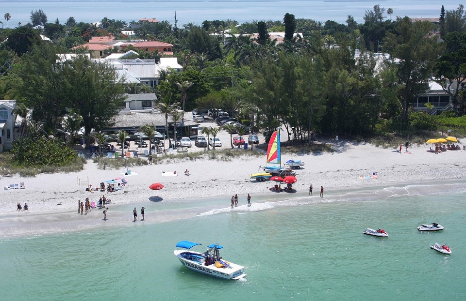 On and off the beach - the best bars in #Sanibel Island. 🌴
#FtMyersSanibel #TravelTuesday bit.ly/3afztrw