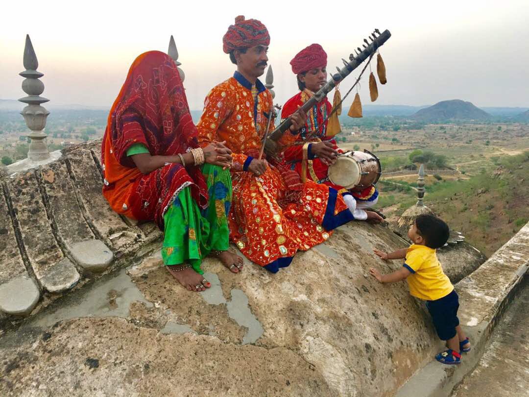 Neemrana_Hotels's tweet photo. Experience India’s rich heritage and culture at charming Neemrana Hotels!
#NeemranaHotels #HeritageHotels #NonHotelHotels #Getaway #NeemranaFortPalace #Culture #FolkDance #FolkMusic #India #IncredibleIndia #DiscoverIndia #Travel #Traveller #GetawayDestination https://t.co/bPJ9YrNjBK
