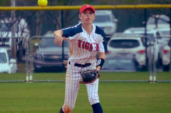 EasleySoftballC's tweet photo. 2021 @TylerRose_09 is another gamer from @SPFastPitch. She is solid everywhere on defense but really smooth hands on the IF. We are glad to have her in the Black and Vegas at ESC. #experienceESC https://t.co/QjcRLZr5uY
