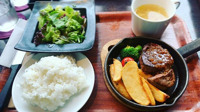 au_sone's tweet photo. ステーキランチ
美味しかった！

#ランチ #ステーキ #美味しい #なんば https://t.co/05PST2TqYI https://t.co/Jw5XDp4ESp