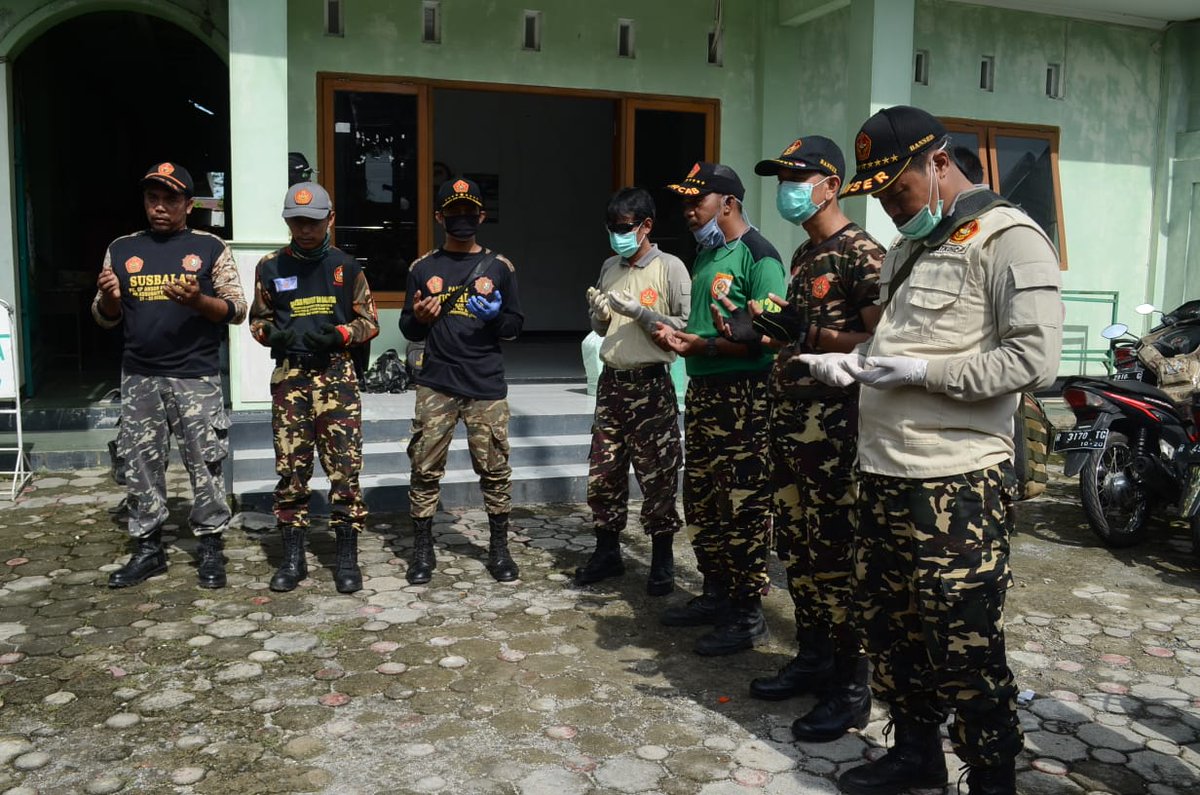 Hari ini PC GP Ansor Banyumas melakukan kegiatan penyemprotan desinfektan di 41 titik.

Briefing sebelum pemberangkatan penyemprotan disinfektan oleh sahabat-sahabat  ansor banser banyumas dalam menanggulangi penyelenggaraan virus covid-19.