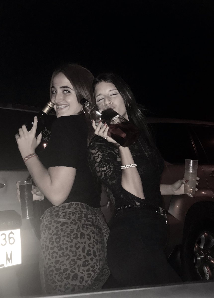 Amandajimenez99's tweet photo. Yo sólo coincidí con ella en casa de unos amigos, limamos nuestras perezas y ahora... Ahora no puedo seguir mi camino sin ella de la mano, y qué bonito, que bonito es saber que siempre estas ahí. Mi pilar fundamental 👯‍♀️💖 https://t.co/491oOCev4R