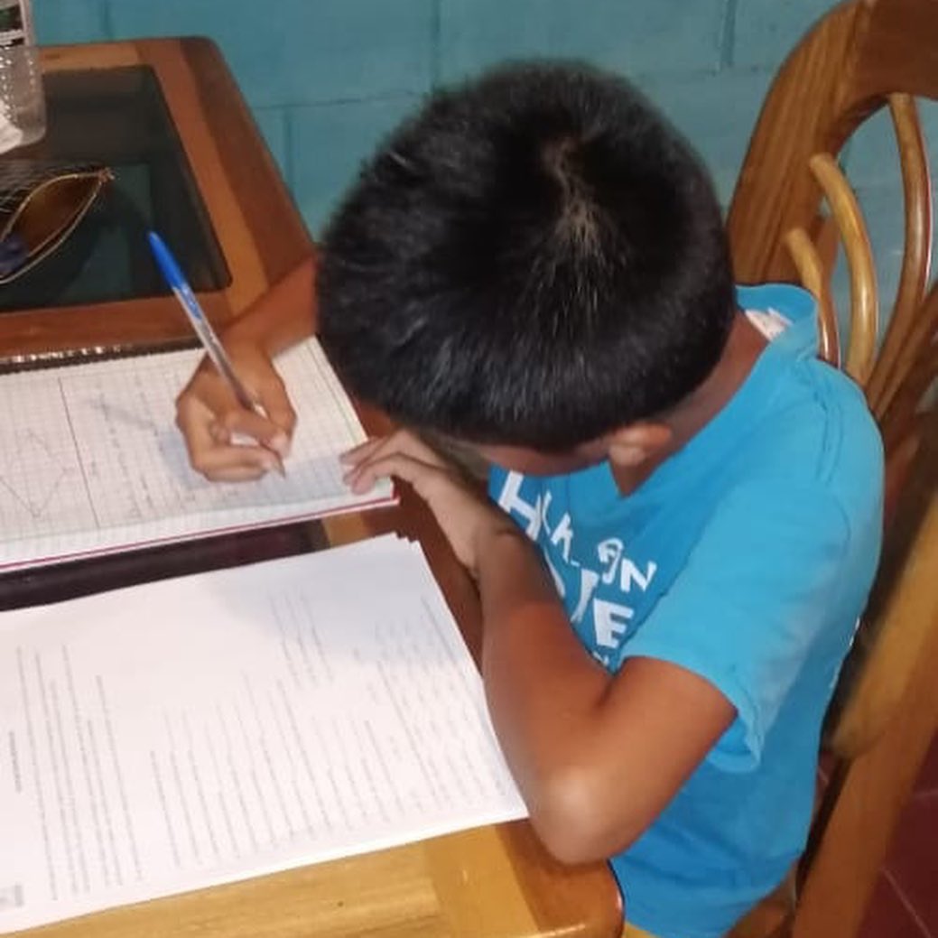 VISFoundationSV's tweet photo. Nos comparten nuestros alumnos como trabajan desde sus casas con las guías de estudios.    
#QuédateEnCasa. 
#LaFuerzaDeLaCaridad
-
@visfoundation #educacion #foundation #education #voluntariado #volunteer #future #impact #teaching #estudio #escuela #colegio #elsalvador https://t.co/LPSDCo1biQ