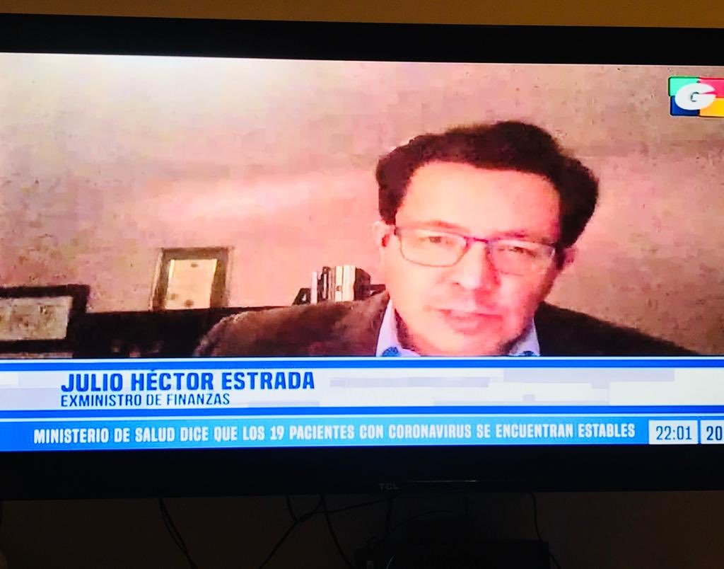 Tiempos de mucha volatilidad. Es importante mantener la calma. No tomar decisiones apresuradas! Hoy en <a href="/Guatevision_tv/">Guatevisión</a>  comentando sobre movimiento fuerte tipo de cambio <a href="/banguat/">Banco de Guatemala</a> <a href="/JulioHectorE/">Julio Héctor</a> #covid19
