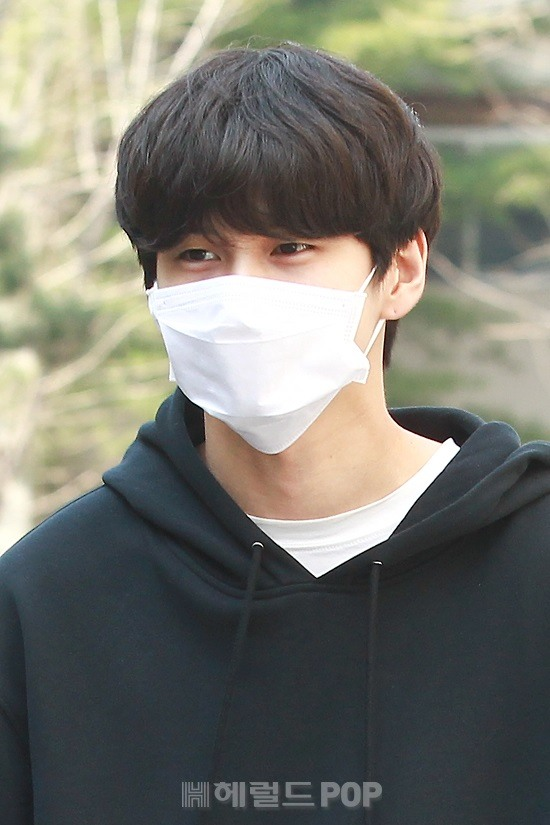 ongdrey_'s tweet photo. 이 사진의 기사 제목은 '옹성우, 재질이 다른 잘생김' 입니다 제가 쓴 거 아님 아무튼 아님 https://t.co/f8vCx1qPdW
