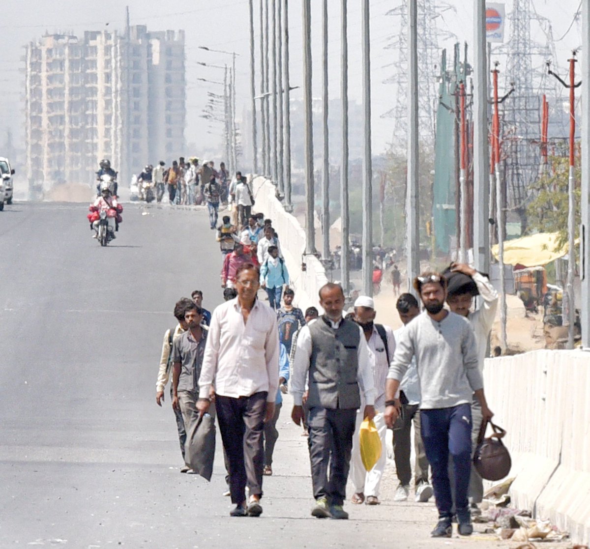ANINDYAtimes's tweet photo. No interstate buses,no trains...Migrant labourers asked to leave for home...and they march on for Amroha, Aligarh,Badayun,Buland Shahar and many places from Delhi N.C.R #corona #StayAtHomeSaveLives #LockdownNow #COVID19outbreak https://t.co/j6Y3lD45VF