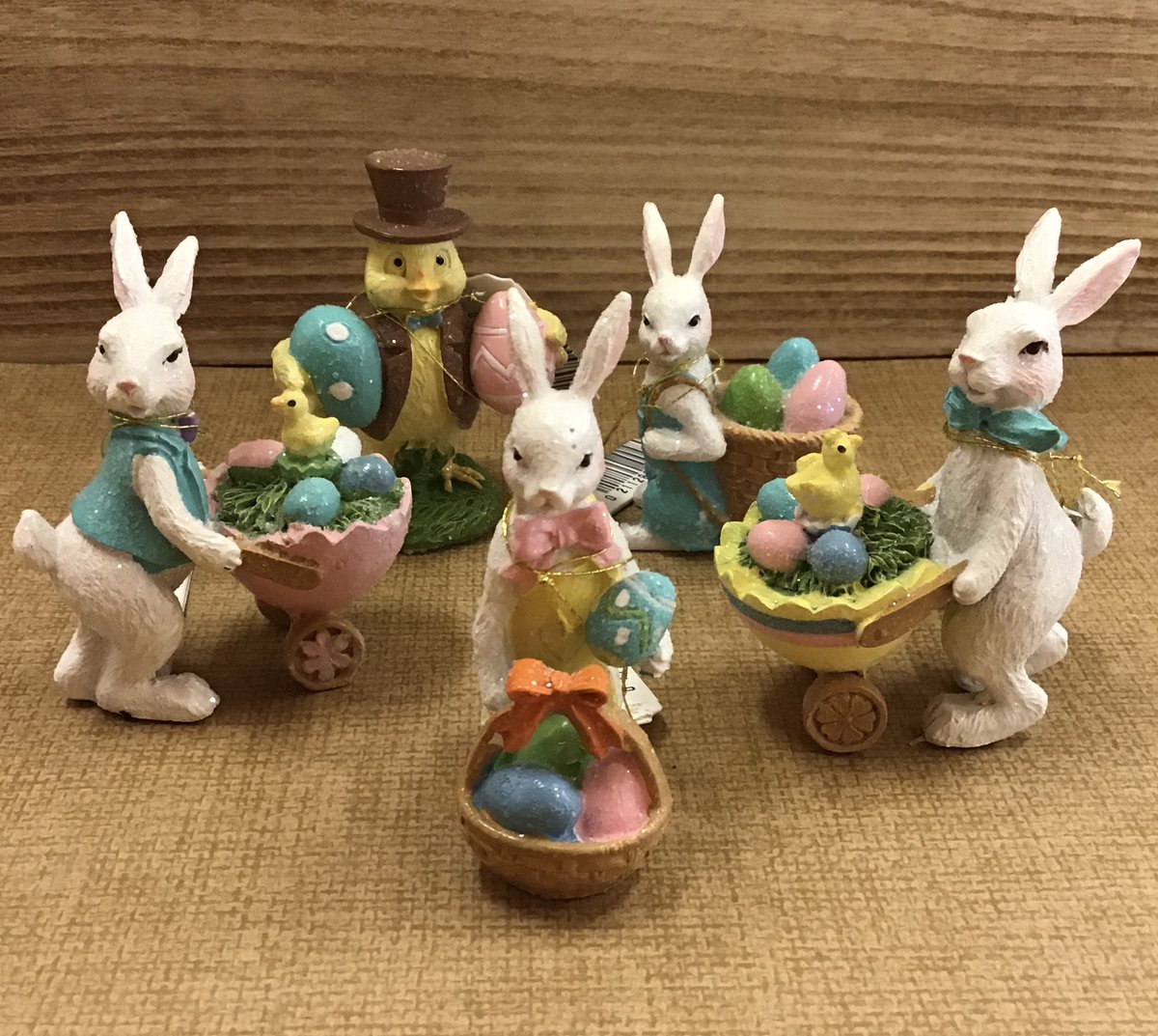 教文館 公式 エインカレムからのお知らせです 今年のイースターは4月12日 日 です ウサギの置き物でお部屋を飾り イースターをお祝いしては如何でしょうか 玄関やリビング 個室などにちょっと飾るだけでも お部屋の雰囲気が変わります