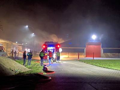 Schuur met 8000 kuikens in brand in Biddinghuizen: Een schuur met 8000 kuikens heeft vannacht in de brand gestaan aan de Harderringweg in Biddinghuizen.