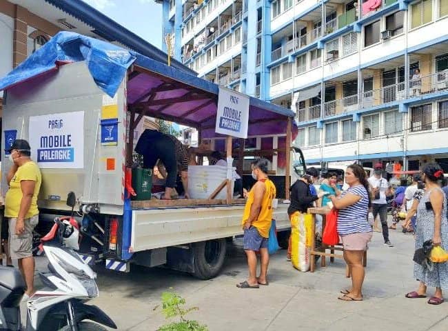 PhilippineStar's tweet photo. Pasig City launches "mobile palengke" on Tuesday to prevent flocking of residents to markets. Mayor Vico Sotto said that the schedule of the five mobile markets will be posted on Pasig PIO's Facebook page later today. https://t.co/Z6q3PTohib