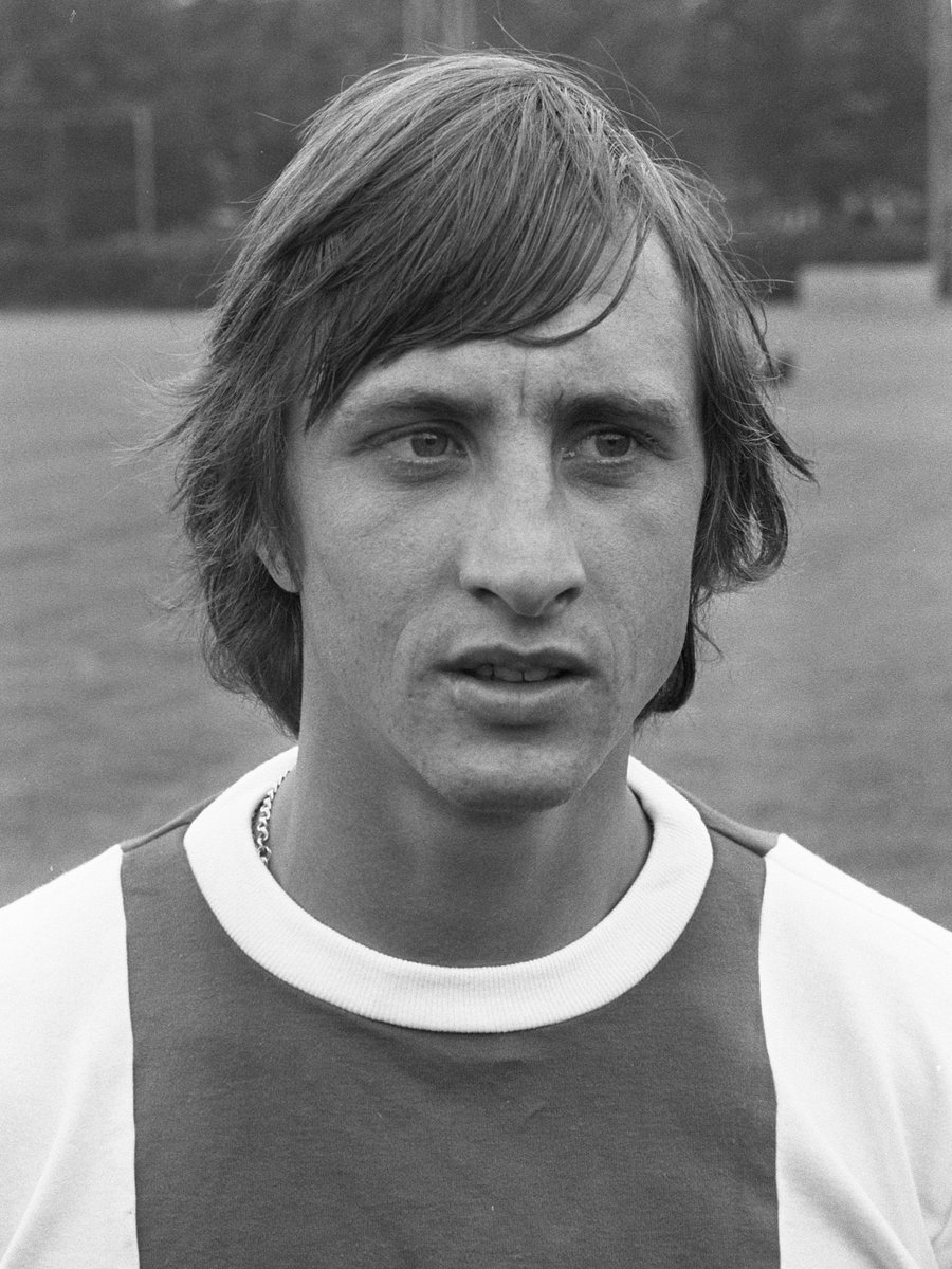 Vandaag vier jaar geleden dat de grootste Nederlandse voetballer ooit is overleden. Nooit live zien spelen, maar iedereen kent de beelden. Wat zou hij vandaag hebben gezegd als hij nog had geleefd? 

"Als je binnen blijft kan je anderen niet ziek maken" 

#JC #legend #14