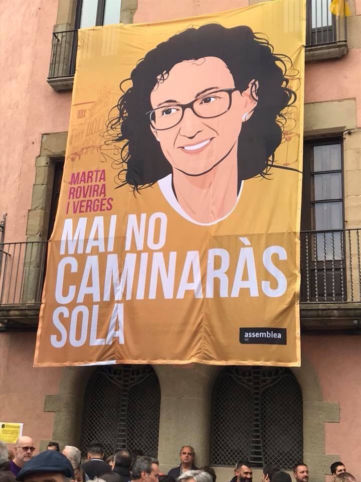 meiusferres's tweet photo. Avui fa 2 anys que vas marxar, @martarovira i t'enyorem més que mai. Et necessitem i voldríem ser al teu costat. Vam teixir juntes un #fildeseda que no s'ha trencat. Un petó i una abraçada 💛 https://t.co/f4KofJlKQb