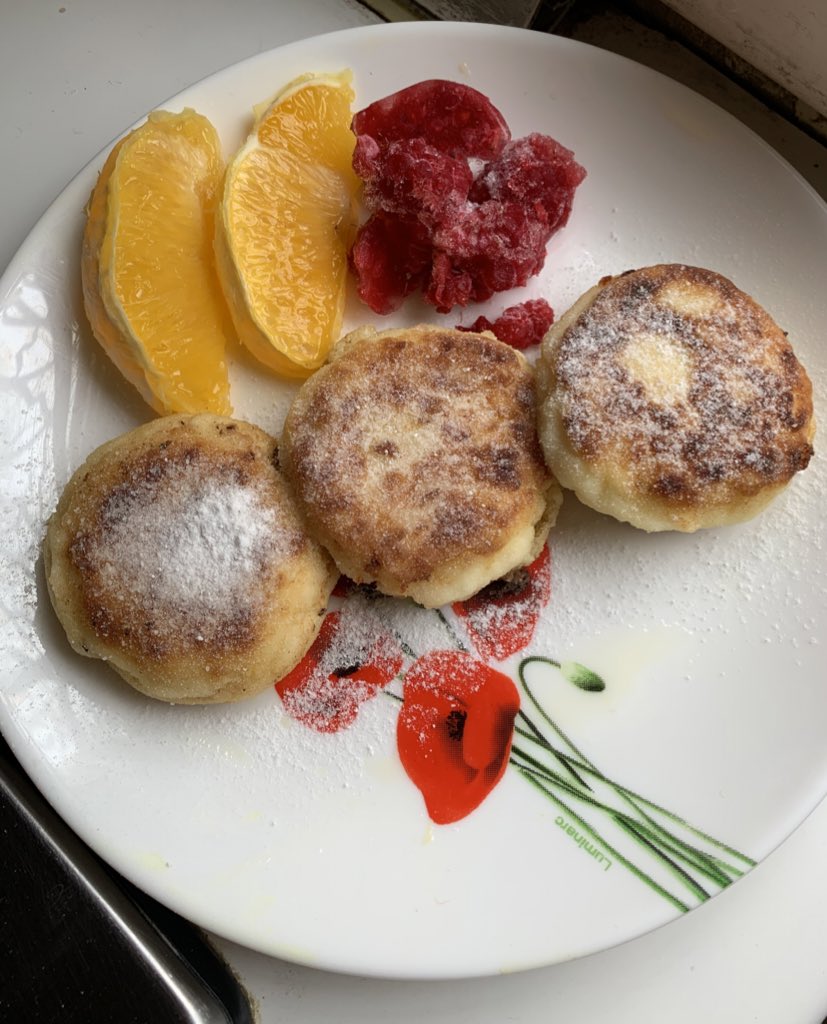 fserk4's tweet image. #готовимдома
пока выбираю какой рецепт торта писать,ловите рецепт сырников
если у вас они,как у меня вечно прилипали,подгорали,а иногда вообще разваливались,то это для вас
400гр.творога
1яйцо
4ст.ложки сахара
2ст.ложки муки
перемешиваем и лепим шарики.обваливаем в муке и жарим