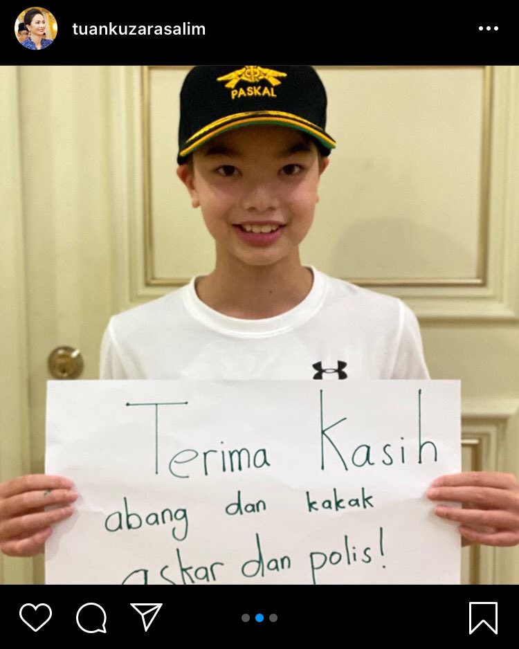 SyafiqahNewsMPB's tweet photo. Raja Permaisuri Perak, Tuanku Zara Salim memuatnaik tiga keping gambar anaknya di laman Instagram baginda. Raja Azlan Muzzaffar Shah Sultan Nazrin Shah &amp; Raja Nazira Safya memegang kertas bertulis ucapan terima kasih dalam pelbagai bahasa kepada anggota keselamatan.

@NewsMPB https://t.co/xp2gJ4hYAM