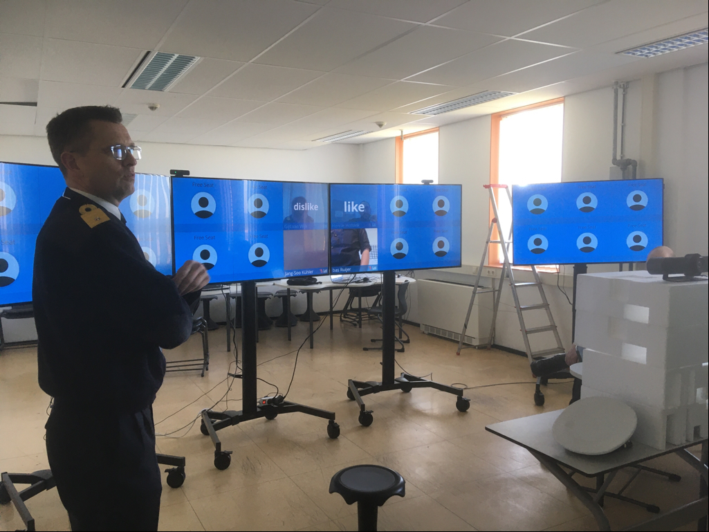 CKMTO's tweet photo. D-P&amp;O CZSK, CDR (TD) P. Willemse, bezocht vandaag de virtual classroom van de KMTO. Deze faciliteit ondersteunt bij het opleiden onder omstandigheden van social distancing. https://t.co/QhErCqENZG