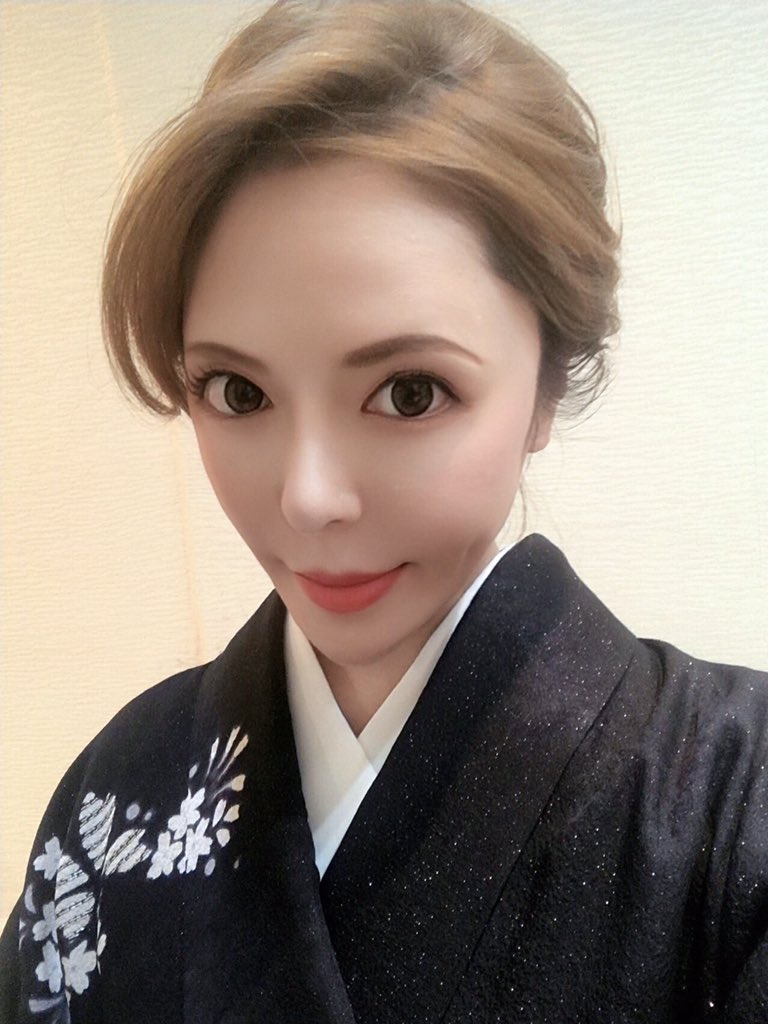 椎名美月 บนทว ตเตอร お着物を着ました 今まで年に一度 新年にしか着ていなかったのですが ジャンヌでは毎月1度 着物を着なくてはいけないみたいです 着付けのお店でjとルージュで一緒に働いていたママと久しぶりにお会いできて嬉しい出来事もありました