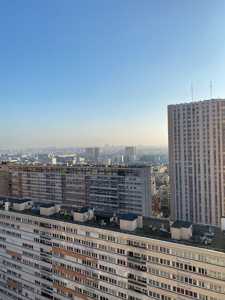 Loovenelle's tweet photo. Paris, 13è arrondissement à 1 semaine d'intervalle, avant et après le confinement. L'Humanité des grandes villes avait presque oublié la couleur du ciel. ��� https://t.co/OXHN2Fmvck