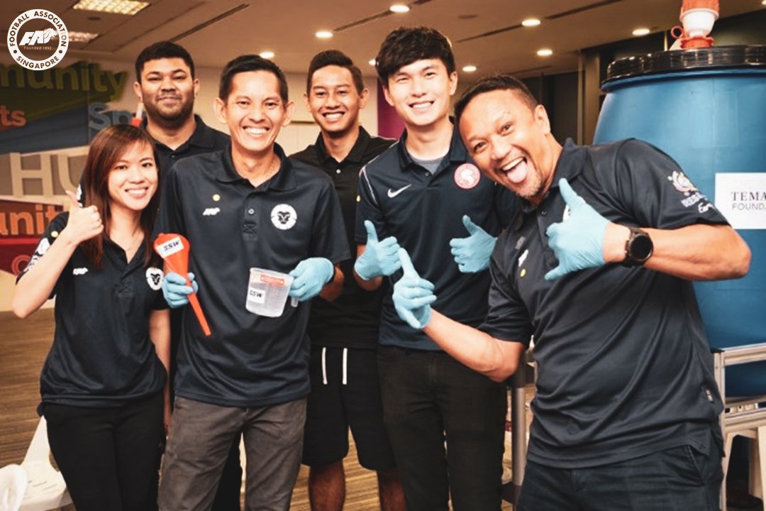 FASingapore's tweet photo. ⚽️ The FAS, along with @SGPremierLeague clubs, have volunteered to be part of #BYOBclean to provide free hand sanitiser to all households.
💪 Let us all stay safe and resilient during this tough period!
#ONESTRONG #TemasekGives #StayPrepared #SGunited #SGCares #SGClean https://t.co/fUrtJMdKEG
