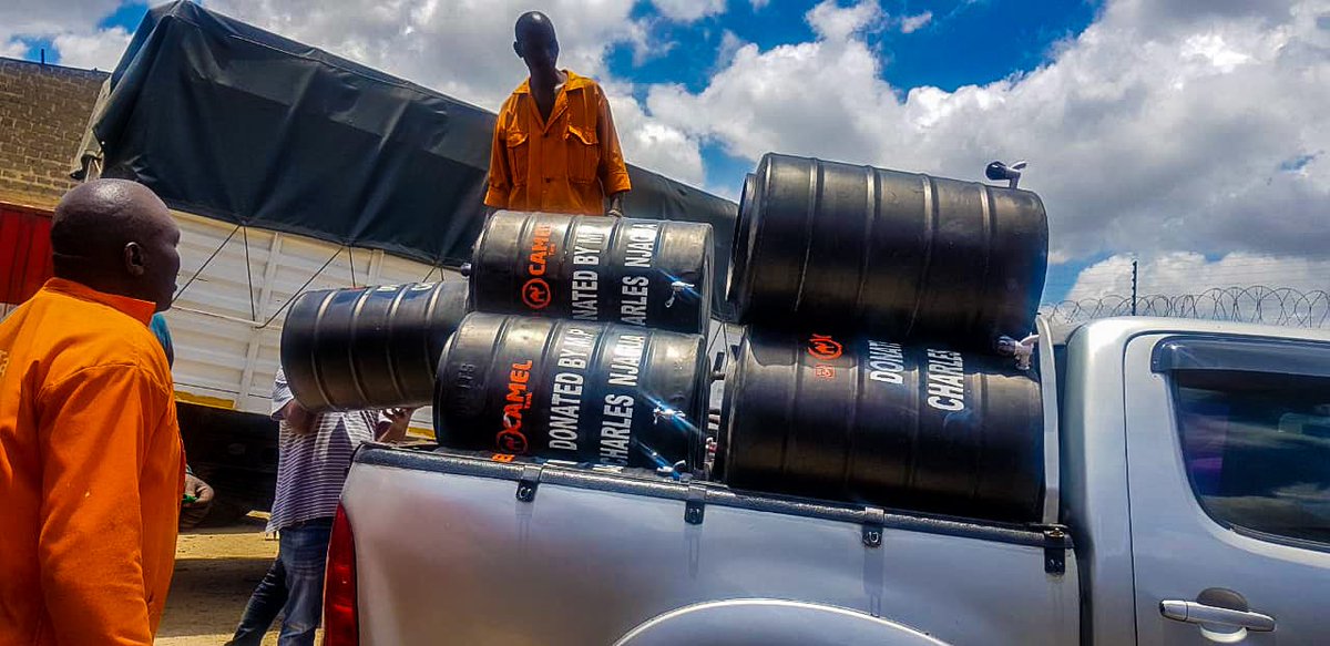 NahashonKimemia's tweet photo. The poor need food, soap &amp; water. Starehe MP Charles Njagua is donating 200 water tanks for slum dwellers in his constituency. Nairobi has 17 constituencies. What if each MP did that? My MP &amp; your MP. Then county provides water &amp; national govt food 🤔 #UkweliUsemwe #LockDownKenya https://t.co/kbWYGnRb2A