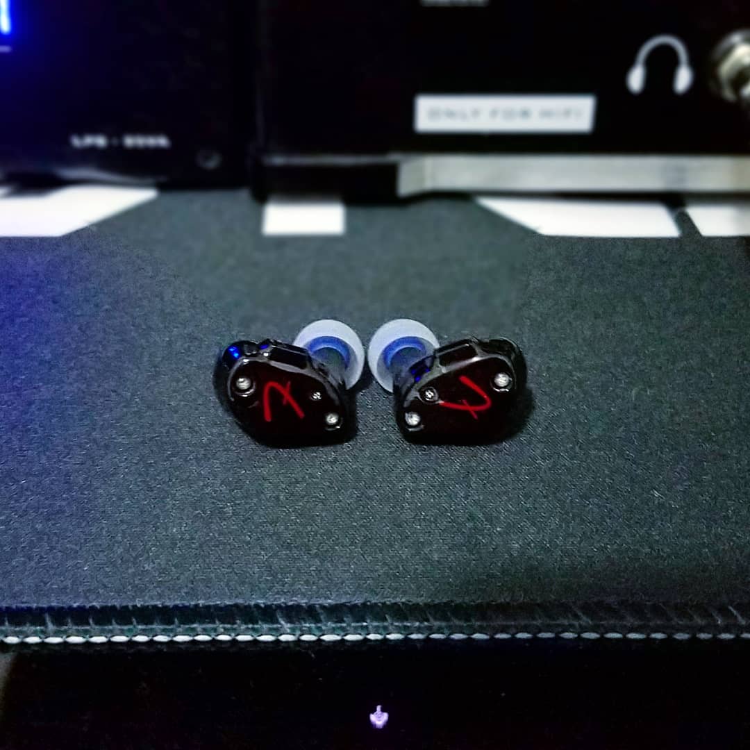 rifg8715's tweet photo. New Toy
#Fender #Nine0 #Black #IEM #Inearmonitor #Earphone #HiFi #HeadFi #PortaFi #Audiophile #Audio #Music #發燒耳機 #隨身音響 https://t.co/iHLPEYD0Ro