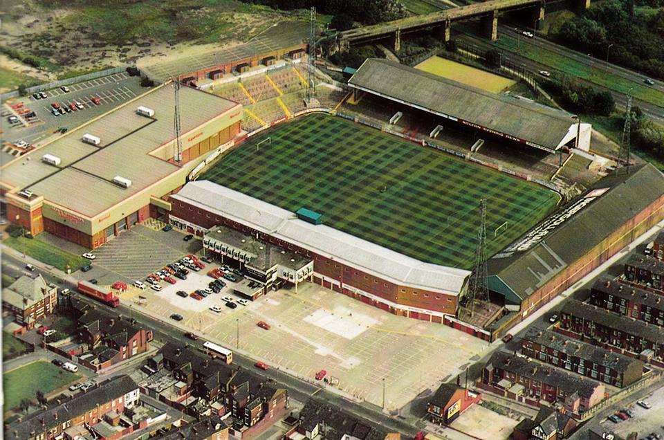 Vandaag een tweeluik vanuit Bolton. Dit is hun oude stadion Burnden Park. Dat rare gebouw daar links is een supermarkt. De club had geld tekort en verkocht de helft van hun staantribune aan Normid. Vandaar dat gedrocht daar.