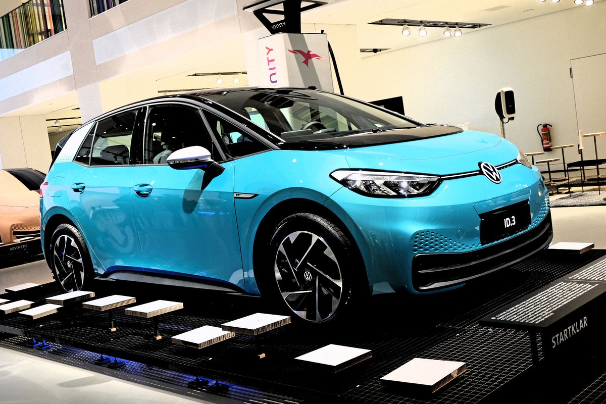 green_car_mag's tweet photo. Blick in den Sommer 2020...Drive Ausstellung Elektromobilität von der @vwgroup in Berlin. Der ID.3 ist nur ein kleiner Ausblick auf die Zukunft. #vw #volkswagen #vwid #vwid3 #vwidbuzz #vwidcargo #driveberlin #driveelectric #starttodriveelectric #emobility #berlin https://t.co/QtXrLB0EVG