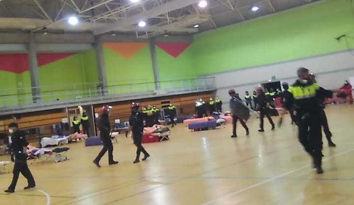 Denunciamos el allanamiento del "hogar de confinamiento"  Polideportivo El Fango, a las 00:15h de esta pasada noche, de policias municipales identificando de forma violenta a jóvenes migrantes. #redadasracistas #RacismoInstitucional <a href="/CanalMigrantes/">CanalMigrantes</a> <a href="/MugakZabalduz/">Mugak Zabalduz</a>